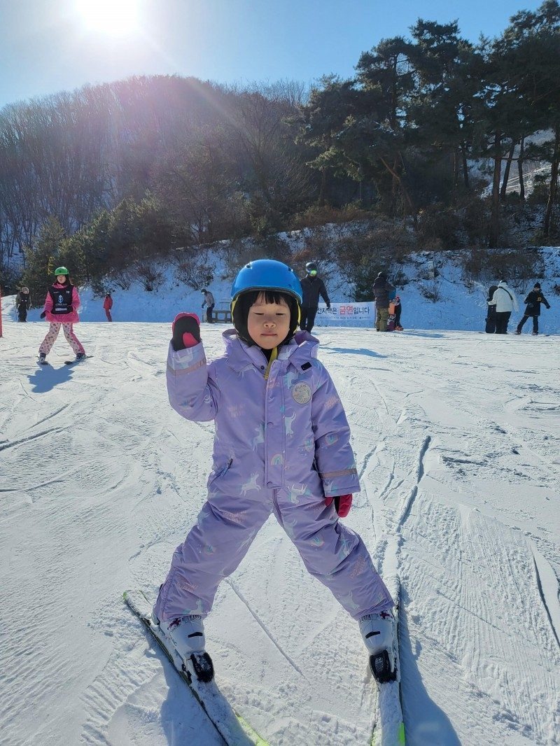 기본 스키 자세를 연습하는 강습생